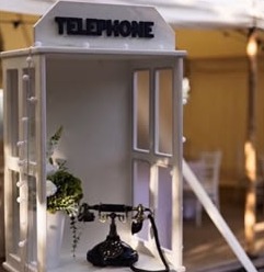 La cabine blanche avec son téléphone rétro noir