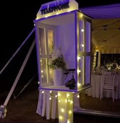 La cabine téléphonique illuminée sous une tente de réception